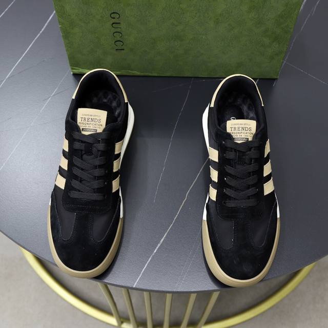 出厂价： 品牌：古奇gucci 标准码：38-44 等级：官网同款 材料：原版面料 舒适内里 轻便耐磨大底 款式类别：男士时尚休闲鞋 跑步 运动鞋 尊贵奢侈品大