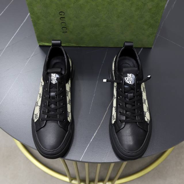 出厂价： 品牌：古奇gucci 标准码：38-44 等级：官网同款 材料：原版面料 舒适内里 轻便耐磨大底 款式类别：男士时尚休闲鞋 跑步 运动鞋 尊贵奢侈品大