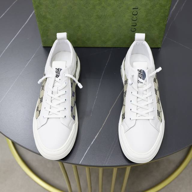 出厂价： 品牌：古奇gucci 标准码：38-44 等级：官网同款 材料：原版面料 舒适内里 轻便耐磨大底 款式类别：男士时尚休闲鞋 跑步 运动鞋 尊贵奢侈品大