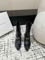 Isabel Marant Aw 秋冬经典复古中靴 西部风裸靴主宰 24Ss秀场，牛仔靴无疑是历久弥新的其一鞋款，而秋冬系列靴履则是超脱经典的出色之作 各大in