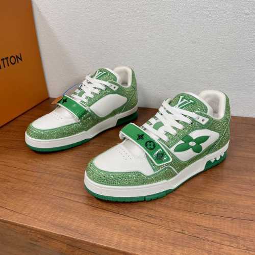 编码 Lv Trainer 情侣款镶钻运动鞋出货 本款 Lv Trainer 运动鞋以正绒面嵌入水晶和粒面牛皮革重绎 Virgil Abloh 的经典之作，再为