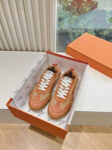 出厂 顶级版本 Hermes 阿甘德訓鞋 Miu里Miu氣的感覺念 Hermes#爱马仕新款In #情侣款阿甘德训鞋 小白鞋 镂孔柔软小牛皮运动鞋，配有鞋底，饰