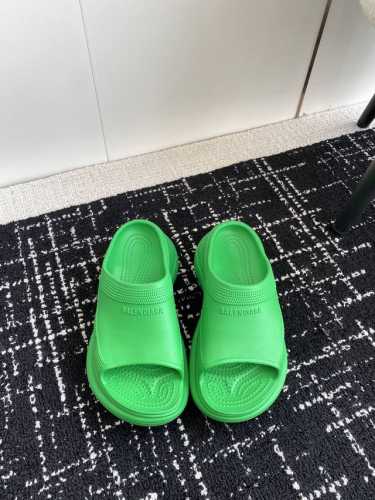 巴黎世家crocs联名新款拖鞋出货啦！一款火遍ins、小红书各大平台的拖鞋，采用高科技材料、模具一体成型、既轻便、又耐磨、还防水！跟高6Cm颜色陆续增加中，满足
