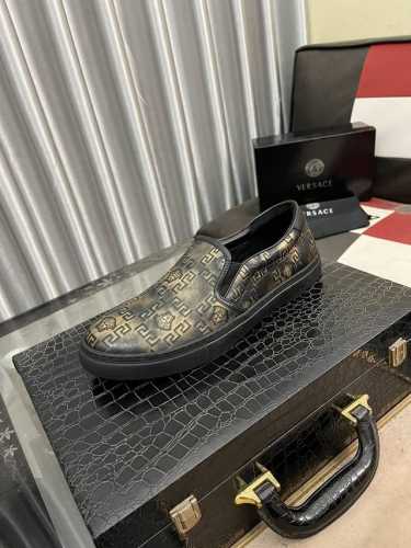 出厂价： 范思哲versace* 最新爆款休闲鞋，顶端品牌奢侈～代购，顶级～质量。鞋面選用进口透气牛皮搭配布料材质透气羊皮垫脚 精细做工。码数: 38-443色