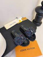 290 面包拖款 春夏穿搭出勤率最高的拖鞋上脚超级无敌舒服，贴合脚部不挑脚型宽脚背的姐妹也可放心冲～～ 定制印花布料鞋面 防滑耐磨发泡底 size：35-39