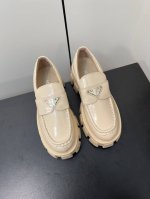 男款50Prada普拉达三角标情侣乐福鞋 白色 杏色 不做男款 原版1:1定制，今年最潮的三角标一脚蹬英伦风复古情侣小白鞋，众多网红上脚，这款鞋，牛皮拼色，注塑