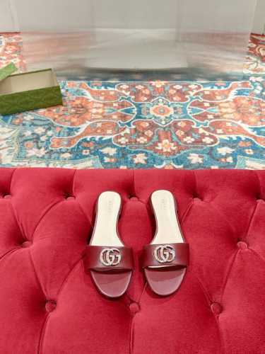 Gucci 2025春夏新款露趾凉鞋拖鞋每个细节皆经过精心细致打造，巧妙运用圆头和粗跟等设计元素演绎时尚复古风范。典藏的双G镶钻扣细节令人联想起品牌的时尚气息浓