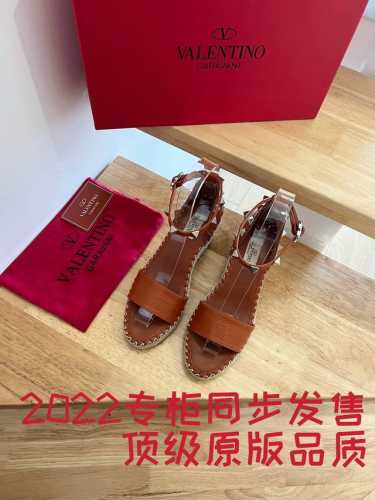 Valentino Garavani 荔枝牛皮系带坡跟凉鞋 - 金属效果工艺处理铆钉装饰 - 特殊拼色麻绳包裹坡跟 - 可调节小牛皮系带 - 坡跟防水台 - 意