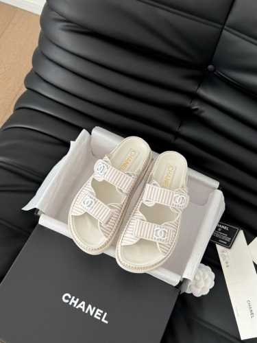 发泡大底版本 Chanel 25新魔术贴凉鞋版面！顶级对版货！所有的颜色我家都有！鞋面进口面料，垫脚内里羊皮，原版五金扣。均配专柜顶级包装！Size:35-39