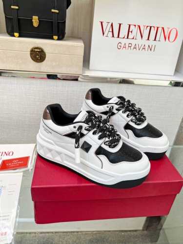 valentino华伦天奴 新款休闲鞋最新款 走秀情侣爆款 粗鞋带 休闲鞋 ，Elsa Hosk张艺兴 关晓彤等众多明星同款 Pink Pp系列芭比粉被eano