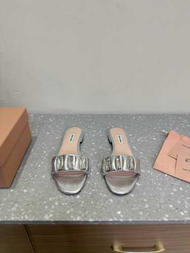 Miu Miu 缪缪 25ss早春新款 平底 水钻拖鞋乖巧减龄 上脚显腿长又高级 舒适度也做到完美 日常穿着超级合适 穿脱方便 超级哇塞鞋面：原版进口牛漆皮 哑
