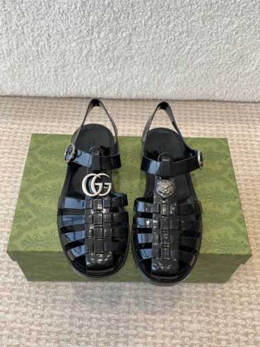 Gucci春夏新款 双G果冻凉鞋 TPU材质。专柜购买原版 ，所有细节、材料 ，全部跟你在专柜买到的都一样 ！模具耗时一个半月，一对鞋子的模具重达1吨！真正能做