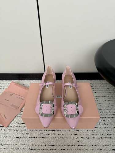 Miu Miu 24S早春新品粗跟 尖头玛丽珍鞋系列！ 满满的少女心，款式设计可爱优雅不乏美艳色彩，简简单单又藏着小心机，优雅大方低调显气质，可咸可甜真的太美了