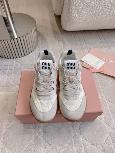 出厂价 miu 联名lululemon休闲运动鞋 这款上脚真的很好看 结合了优雅和运动功能 真是舒适又时髦 配色太好看啦 原版购入打版开发 尺码35-39 40