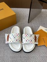 260Lv 2025爆款 浮雕Logo 压花 凉拖鞋 Pool Pillow Comfort 平底凉拖取材科技织物 以高频压印技术重绎 Monogram 图案