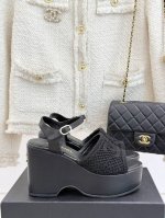 厂价350 chane*｜小香25P春夏新品 双C镂空厚底凉鞋 个性时尚潮流 必入款 ！ 特殊的材料赋予它独特的新鲜感 真的火到哪哪都断货 一鞋难求啊 上脚不仅