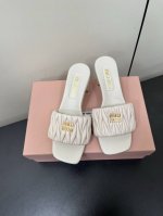 Miumiu缪缪25ss春夏新款高跟小羊皮凉鞋拖鞋Zp开发 原版拆卸 对版电绣手抓纹羊皮 秒杀市面普通版本，miumiu真的太少女啦！小羊皮超级软糯 舒适度超高
