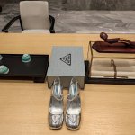 金属镜面系列 顶级包装配套最高版本 PRADA 2024普拉达春季 最新款且超级爆系列爆品。春夏新品， 顶级版本 实力来袭！Prada Glow限时店很闪亮的单