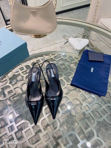 批发直销 批发直销pRADA 221普拉达春夏新品，实力来袭！当红巨星金晨同款凉鞋，时髦百搭nice单品，意大利专柜代购原版鞋开发，1比1照足原味复刻。今年的主