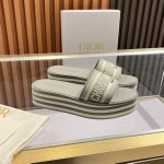 dior最新高品质刺绣拖鞋 元 - 手工刺绣工艺，耗时匠心打造 - 小羊皮内衬，透气柔软 - 防滑橡胶厚底，轻盈缓震 - 35-40码 41定制 **步履生花，