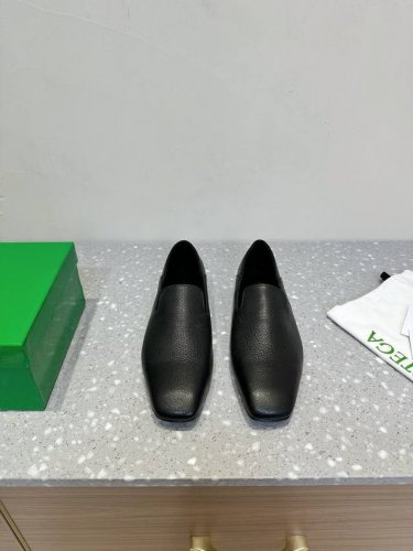 bottega Veneta 葆蝶家 新款平底 单鞋 乐福鞋 是当今时尚圈翻身最成功的品牌，除了包款卖翻天外，葆蝶家的鞋履也不容忽视！ 小贾斯汀的太太haile