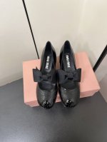 Miumiu蝴蝶结 玛丽珍时装鞋 真的好仙好美，小方头撞色设计风格，时尚简约，增高又百搭，上脚超好看，～实物真的超美！追求质感和秋夏明亮色系的组合 Look 进