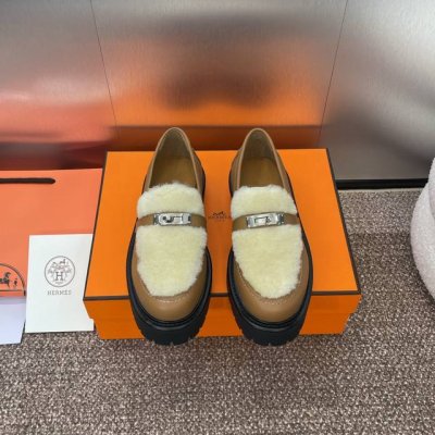爱马仕 Hermes 2024秋冬新款 Kelly扣 Lcone拼色低跟羊羔毛女鞋 H家厚底圆头时尚休闲乐福鞋 材质：进口小牛皮+水染牛皮内里+100%羊羔毛+