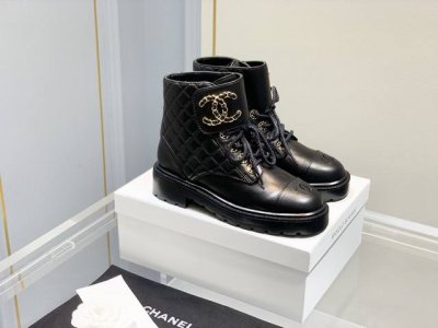 批发直销 女鞋 女装 Chanel fw21 new arrival～小香秋冬重工爆款菱格短靴出的经典靴型，20款用的哑光皱牛皮新款 黑、白两色都各用了两种皮质
