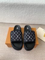 Louis Vuitton 25Ss 沙滩拖 又一爆款 最新 顶配版本 Lv一出即巅峰的超爆款的老花拖鞋面包的脚感 软绵绵的超舒服 今年驴粉们太有福了 爱了 说