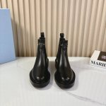 Prad*A普拉*达vs秋冬新款靴子系列 圆头三角扣松紧高靴 新款上架这款厚底在欧美街拍中出境率超高，Ins也是火了一把，调鞋楦都调了一个月整体线条流畅性保持跟