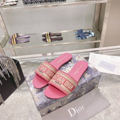 出厂： Dior春夏新款CD迪奥女士老花刺绣皮底拖鞋克里斯丁迪奥一直是华丽与高雅的代名词，在时尚殿堂一直是雄踞顶端特別值得一提的是：鞋底绣花图案，再現Chrst