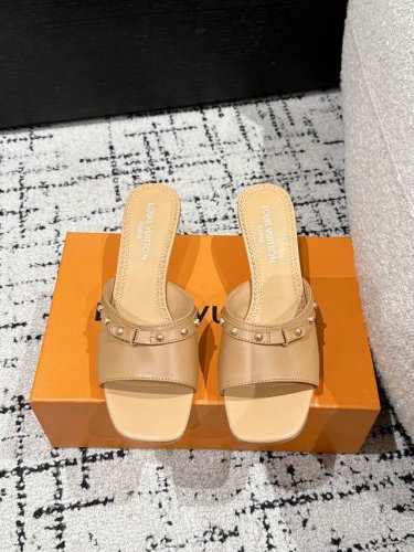 Louisvuitton 25 春夏新款 黑白三彩猫跟矮跟 凉拖 很难不怀疑是不是借鉴了唐朝的唐三彩作为基础，创新成Lv经典标志Logo，采用彩色以及鞋面的大面
