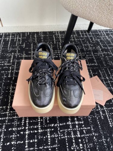 代购级 Miu Miu 24Ss 缪缪厚底饼干底 24Ss 春夏新款英伦风系带 小白鞋 休闲鞋 Miumiu秀场适当独一无二的擦色工艺工艺来自miu Miu系列