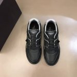 Valentin* Garavani One Stud 低帮小牛皮运动鞋- 半哑光工艺效果处理超大铆钉细节- 鞋跟和鞋舌装饰 Valentin* Garavan