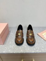 miumiu 缪缪 24Ss新款 粗跟复古 乐福鞋 上脚随意搭配都非常好看，年度必入款！ 秋冬最新走秀款运动乐福鞋国内外博主刷爆的一款，小红书种草系列，复古又时