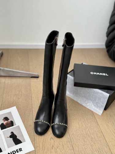 Chanel 24B小香经典骑士靴 永恒的经典 鞋柜里常青的系列单品 一般碰到这个类型的靴子可以多入哦～ 具有名媛气质 又带着一丝不经意的小复古 小小圆头拼接设