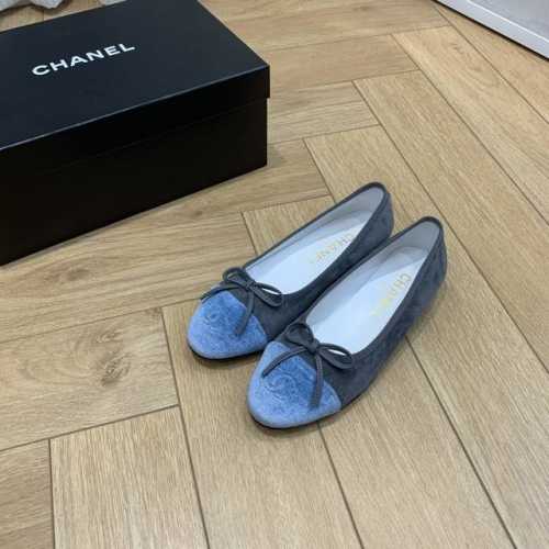 chan*l经典slingback小香芭蕾舞鞋就像coco香奈儿女士说的：流行稍纵即逝，但风格永存！这双芭蕾舞鞋就是香家经典中的经典！双色搭配，简约精致，专柜里
