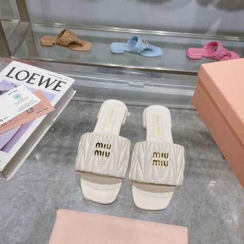 miumiu2024ss春夏新款平底小羊皮凉鞋拖鞋顶级版本 Zp开发 原版拆卸 对版菱格纹 秒杀市面普通版本，miumiu真的太少女啦！小羊皮超级软糯 舒适度超