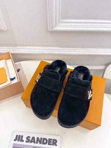 出 Lv 路易威登 24 早春新款 顶级版本 专柜主打最新款 Cosy Comfort面包穆勒羊毛拖鞋硬货上新 代购级别！高级感十足！国内外博主刷爆的一款，复古