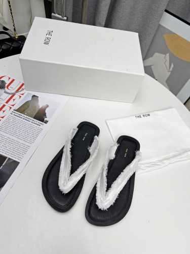 The Row 春夏必入单品Muller厚底人字拖鞋简单的风格却自带高级气场的拖鞋 绝对是今年必入款 ，日常度假都是绝对必不可少 ，随便搭配一下都可以自带气场出