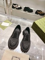 Gucci 古奇春季 男女 同款系带鞋！ 这双休闲系带鞋采用 古奇奥guccio Gucci 字母组合图案的超大版型。凸纹鞋底和撞色饰边增添现代元素，将品牌传统
