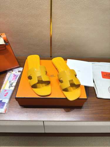 Hermes 爱马仕H拖平纹系列！上脚颜值超高！原版鞋1:1制作，顶级版本，上脚非常舒服大方，大牌名明最爱的奢侈品高档华丽的完美结合一体,为你展现出高贵不凡的人