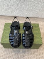 Gucci春夏新款 双G果冻凉鞋 TPU材质。专柜购买原版 ，所有细节、材料 ，全部跟你在专柜买到的都一样 ！模具耗时一个半月，一对鞋子的模具重达1吨！真正能做