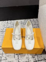 Louis Vuitton 25 Swing最新 圆头搭扣 5.5粗跟 玛丽珍鞋 简约精致，高级感满满，尽显优雅气质～ 上脚超好看，拉满了夏日美鞋绝绝子啊 鞋面