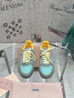 出厂价 Miu Miu 2025春夏系列秀场这双运动鞋引起关注，Miu Miu 与 New Balance 合作系列无疑是近几年最成功的运动鞋单品，本季Miu