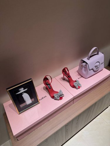 最高版出厂390 杜嘉班纳Dolce&Gabbana绝美花装饰高跟鞋 火力全开、创意无限，由于意大利女性特别讲究穿着和饰品，所以Dolce&Gabbana的设计