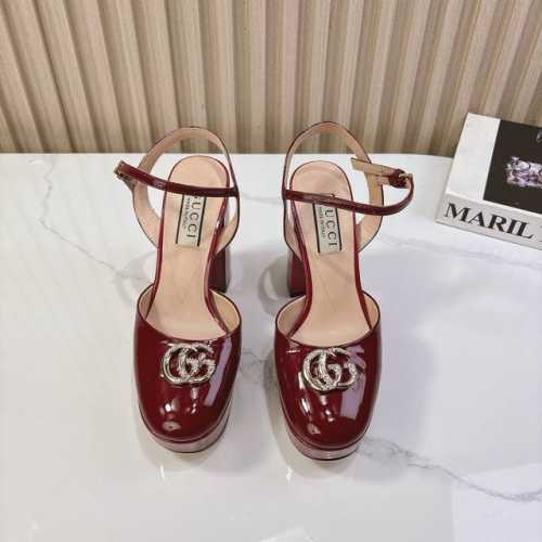 Gucci 25S春夏新品双G钻扣恨天高防水台高跟鞋G家在体现高级感这块 总让人大写的服气看起来蛮简单的款式 但上脚就莫名很高阶 非常性感让你轻松搭配尽显各种风