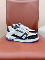 已认证 路易威lvtraine 运动鞋 Virgil Abloh 马卡龙系列从复古篮球鞋汲取灵感，打造备受青睐的lvtraine 运动鞋。此款鞋履为粒面牛皮革压