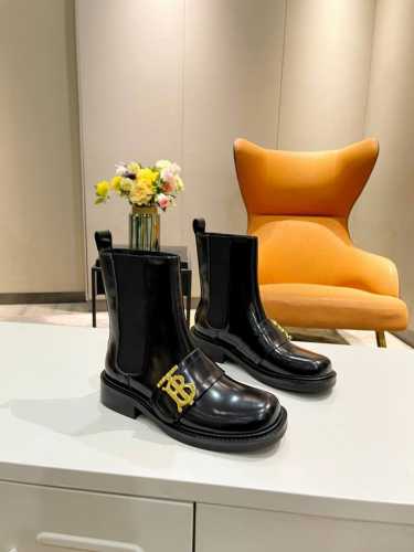 真皮大底 ，橡胶底 ！Burberry2024切尔西马丁靴，全新升级，原版套楦，真皮大底，牛皮内里，全边油边工艺。 采用亮泽开边珠材质打造。侧面亮眼点缀镀金 T