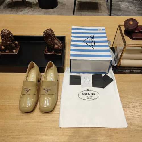 开边珠通勤系列 顶级包装配套最高版本 Prada 2024普拉达最新颖大粗跟方头胆位单鞋、一脚蹬乐福鞋。品牌少有的既圆又方头形开边珠秋季时尚通勤一脚蹬单鞋系列。